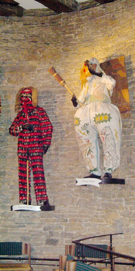 Fastnachtmuseum: Lebensgroße Puppen in Kostümen stehen auf Podesten, die an der Wand hängen.