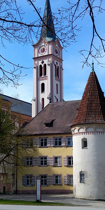 Das Weißenhorner Heimatmuseum von Außen.  Historisches Gebäude mit einem Toreingang und zwei kleinen Türmen.