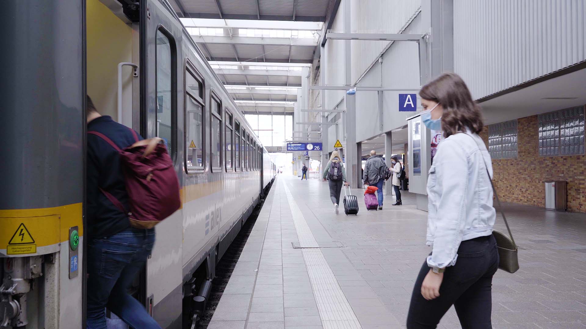 Reisende beim Einstieg in den Zug